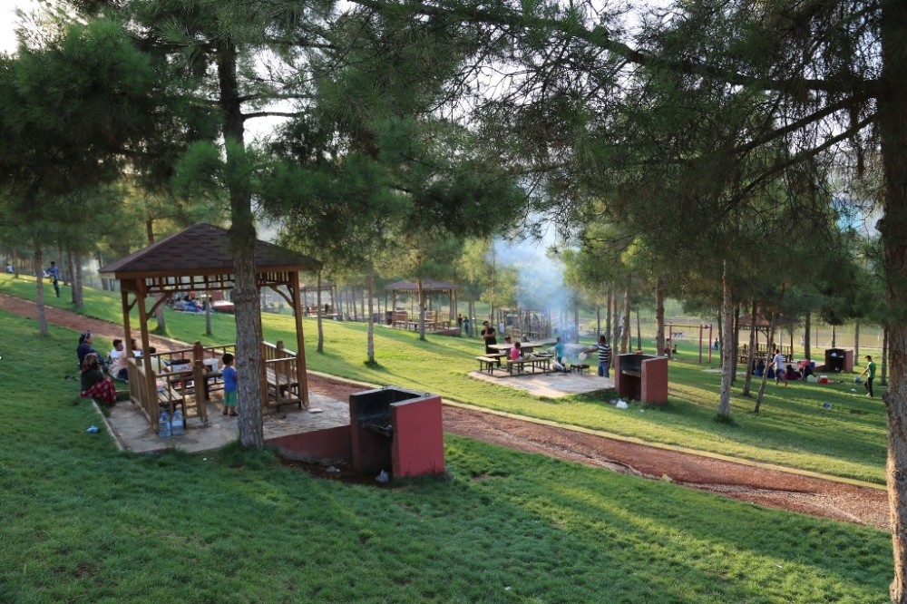 Vatandaşlar, parklara akın etti