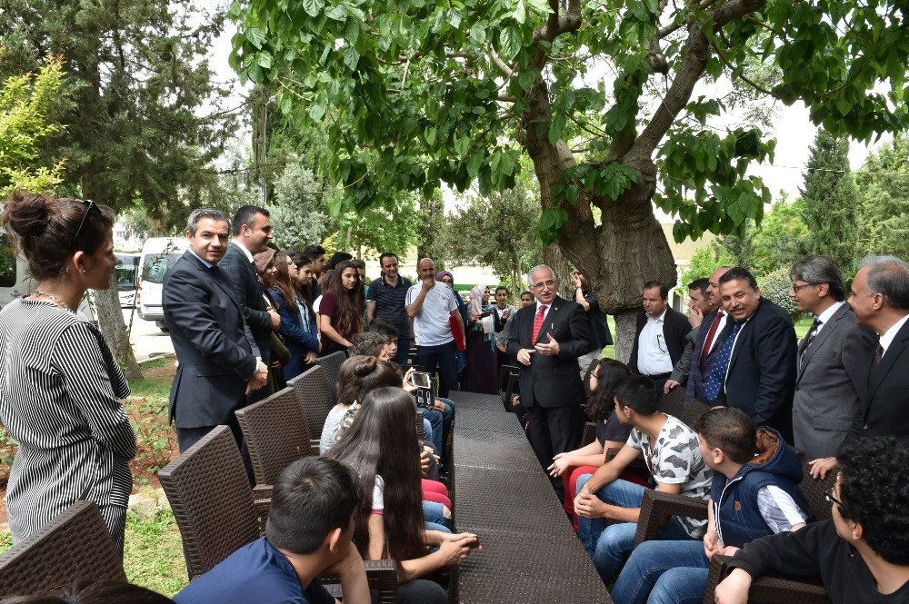Vali Tuna kardeş okul öğrencilerini ağırladı