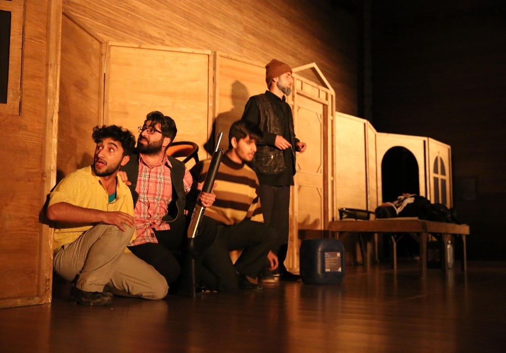 Haliliye tiyatro grubunun duvarların ötesi gösterimi beğeni topladı