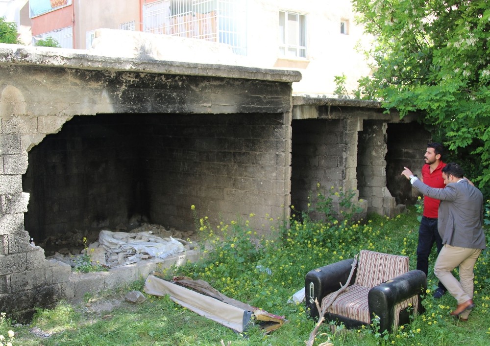 Haliliye belediyesi bağımlıların mesken tutuğu yapılara geçit vermiyor