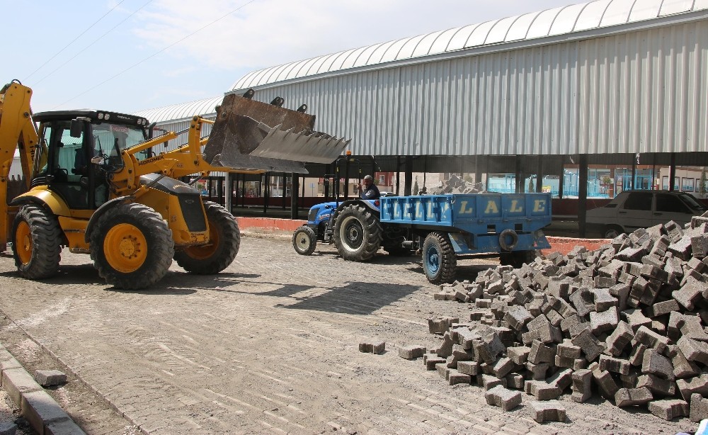 Devteşti Mahallesinde kilitli parke taşı çalışması