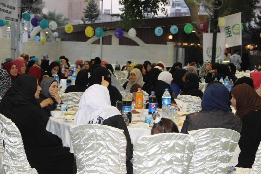 Türk ve Pakistanlı yardım kuruluşları, Suriyeli yetim anneleri iftarda buluşturdu