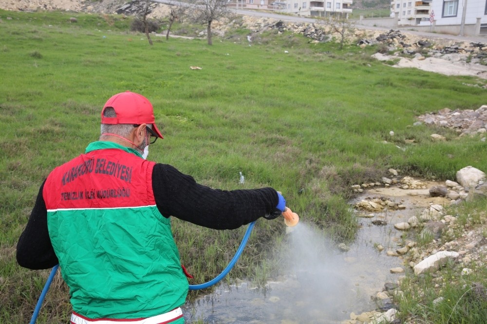 Karaköprü’de hem dezenfekte hem de ilaçlama çalışmaları sürüyor