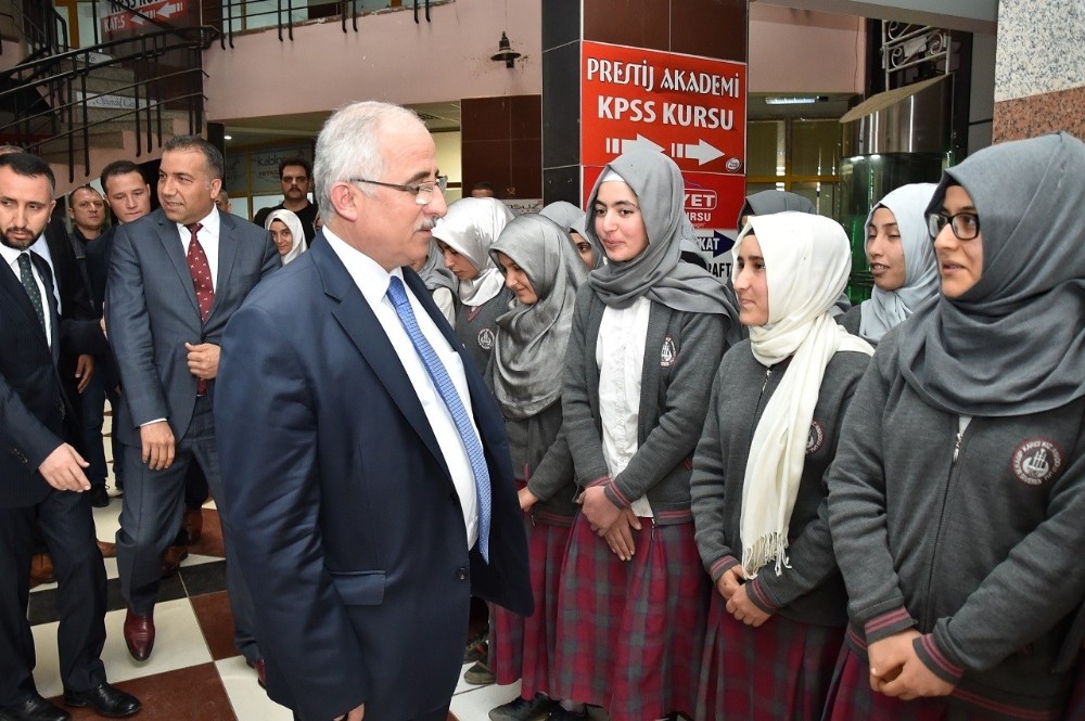 Vali Tuna Siverek’te öğrencilerle Reis filmini izledi