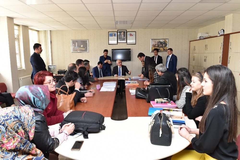 Vali Tuna öğrencilerle bir araya gelmeye devam ediyor