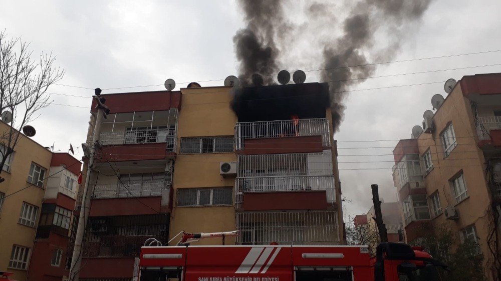 Yangında mahsur kalan 2 kişi son anda kurtarıldı