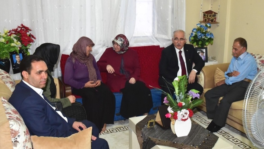 Vali Tuna iftarda şehit ailesine konuk oldu
