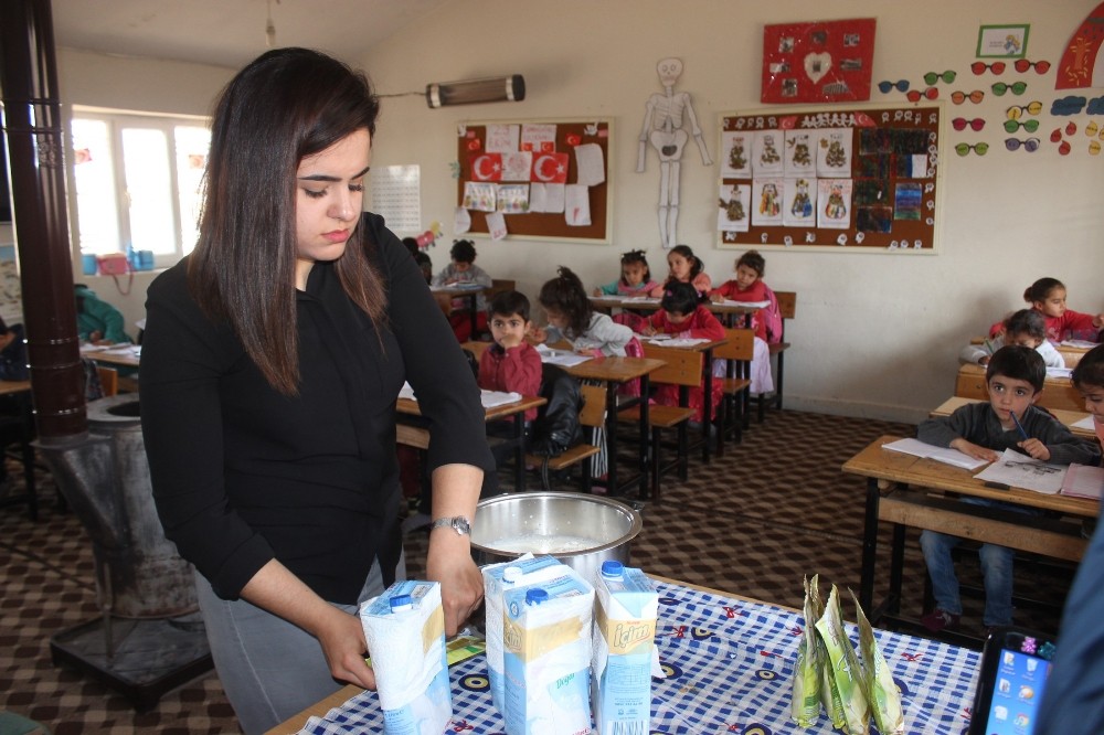 Köy okulunda ders ortasında puding keyfi