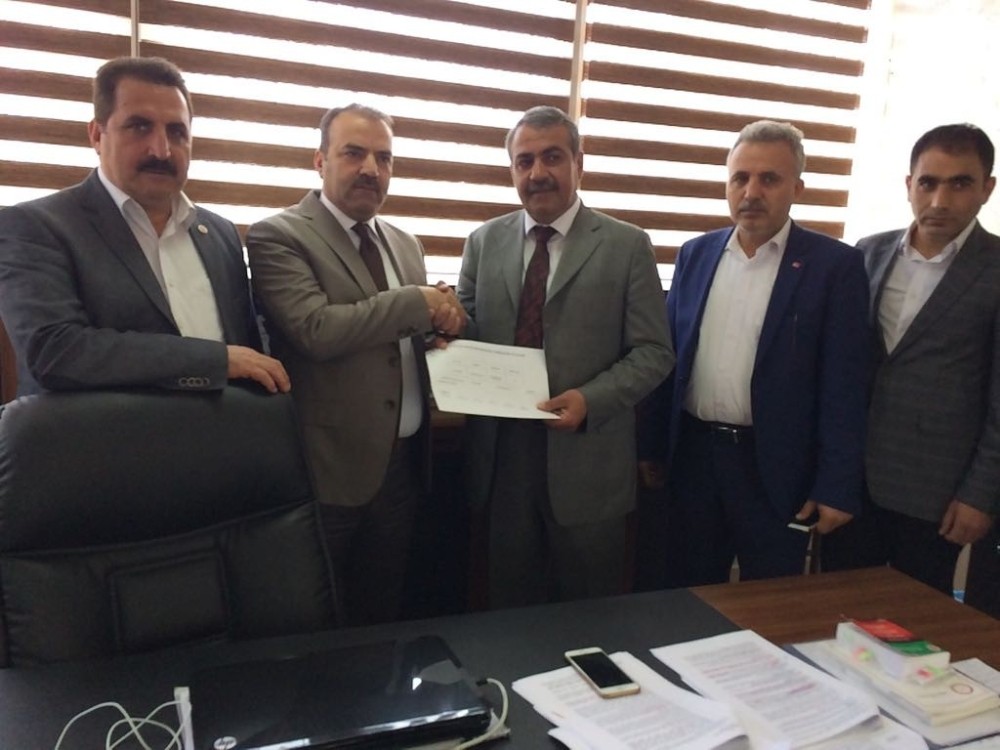 Seçimi kazanan muhtar mazbatasını aldı