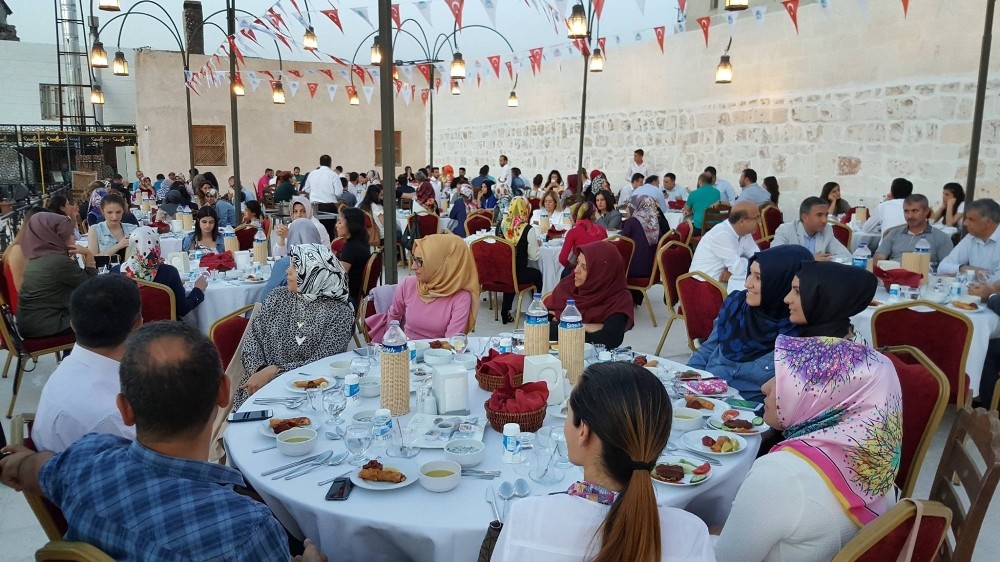Halk eğitim merkezi çalışanları iftarda buluştu