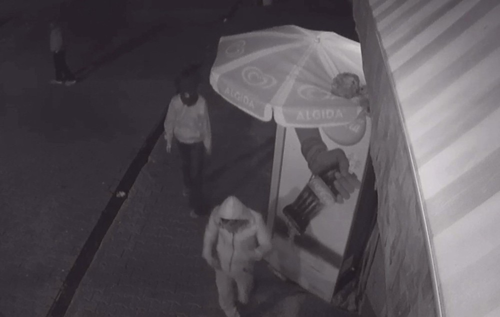 Biri gözetledi, ikisi açmaya çalıştı