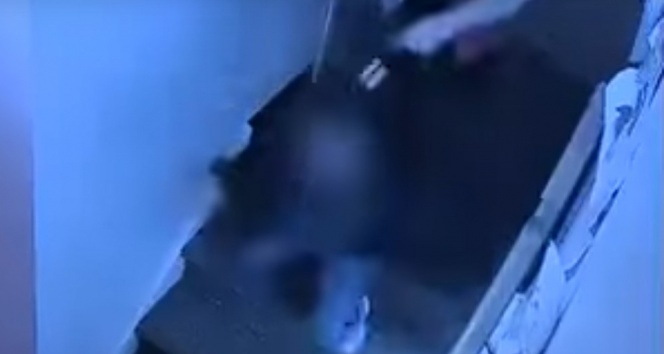 4 yaşındaki çocuğu merdivenlerden aşağı itti
