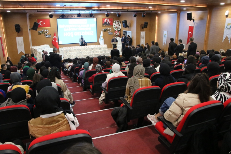 400 ÖĞRENCİNİN ÜNİVERSİTE HAZIRLIK SETİ HALİLİYE BELEDİYESİNDEN