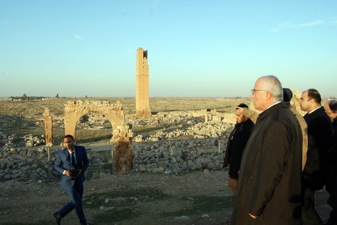 Vali Tuna restorasyonu yapılacak bin yıllık camide incelemede bulundu