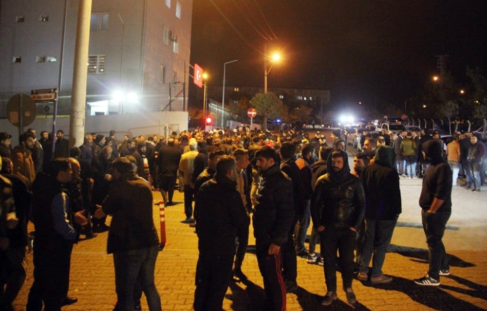 Şanlıurfasporlu futbolcu ve taraftarlar emniyetin önünde toplandı