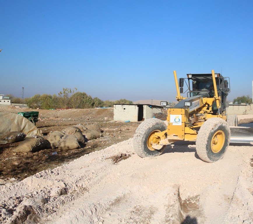 Haliliye kırsalında  yolları tamamlıyor