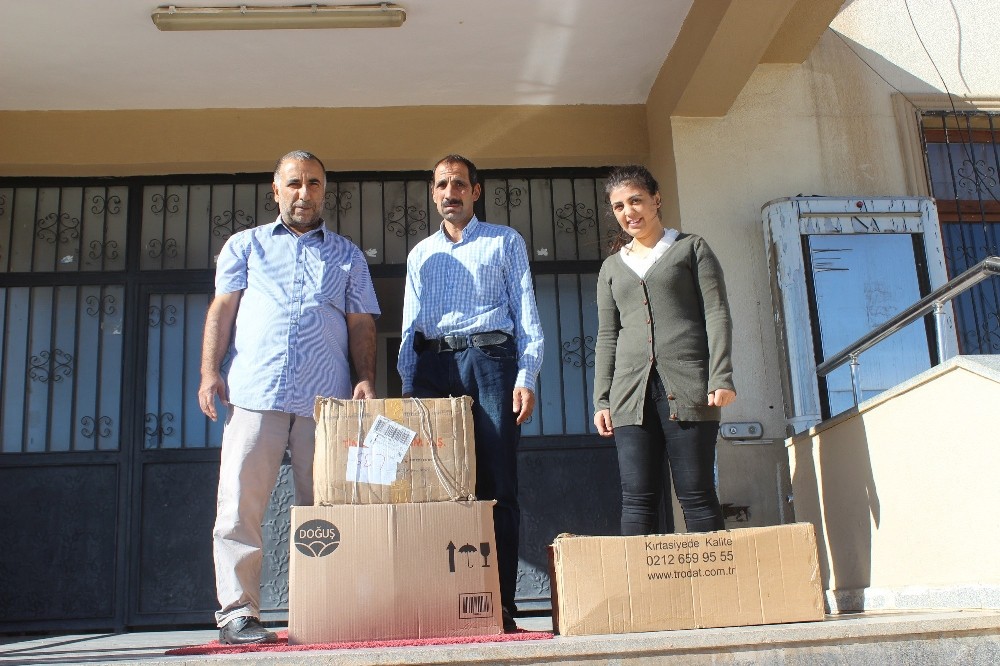 Ünlü yönetmen isminin verildiği okula kitap yardımı yaptı