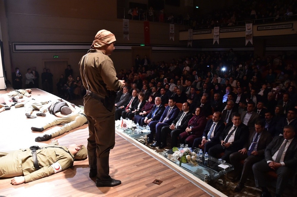 Şehitler düzenlenen gecede anıldı