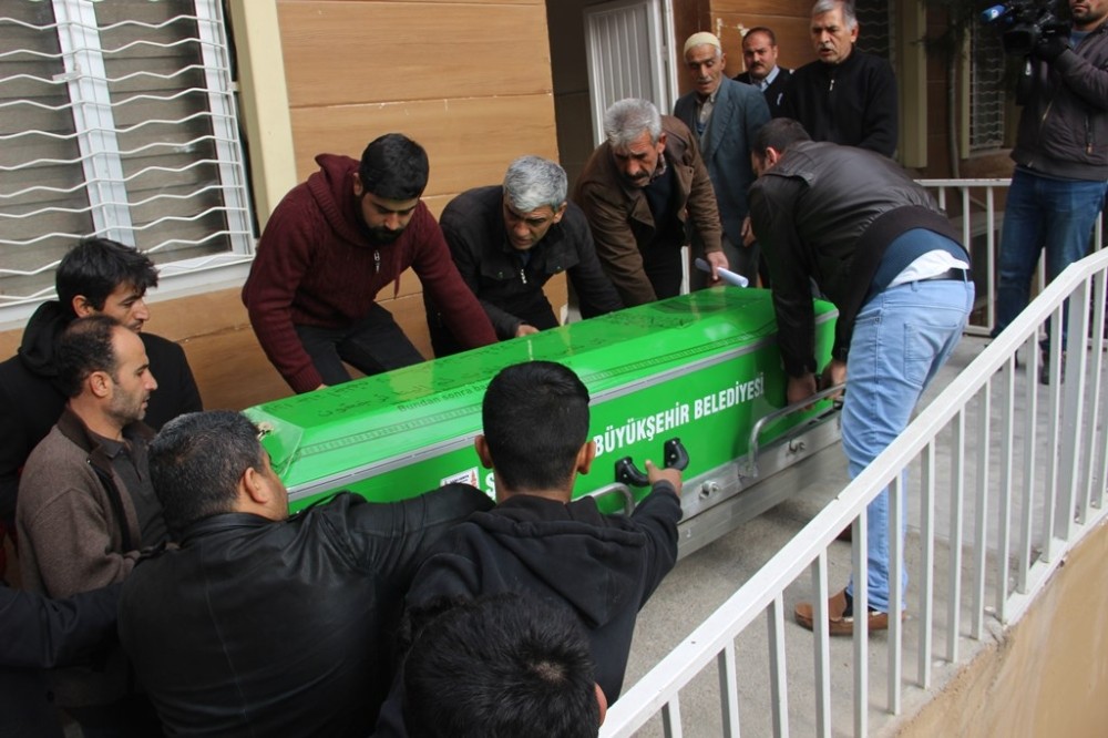 Babasının öldürdüğü genç kızın cesedi yakınlarına teslim edildi