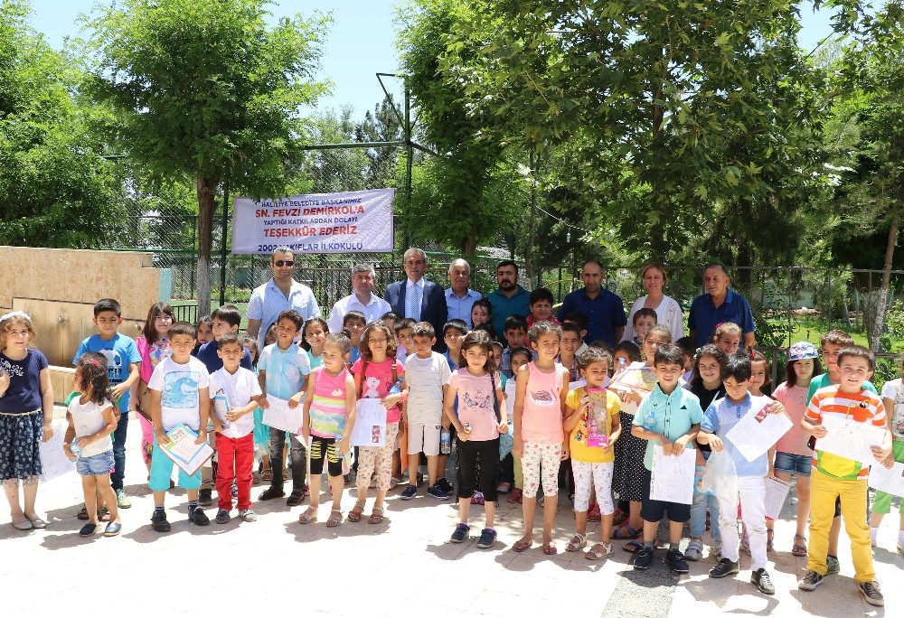 Demirkol öğrencilerin karne sevincine ortak oldu