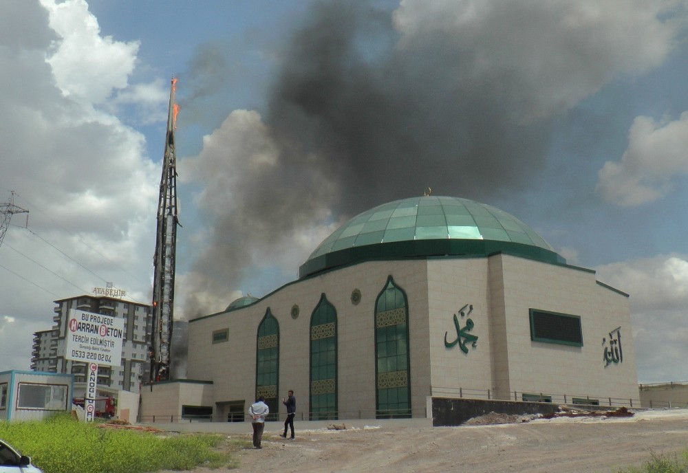 Cuma namazı öncesi camide yangın