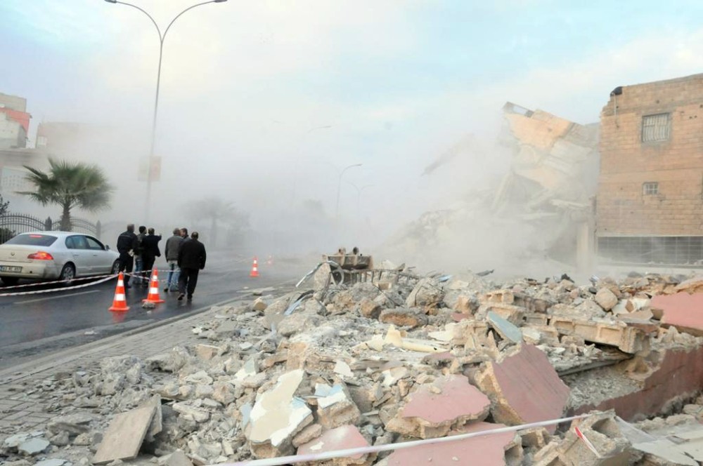 Yıkılan binanın altında kalmaktan kıl payı kurtuldular