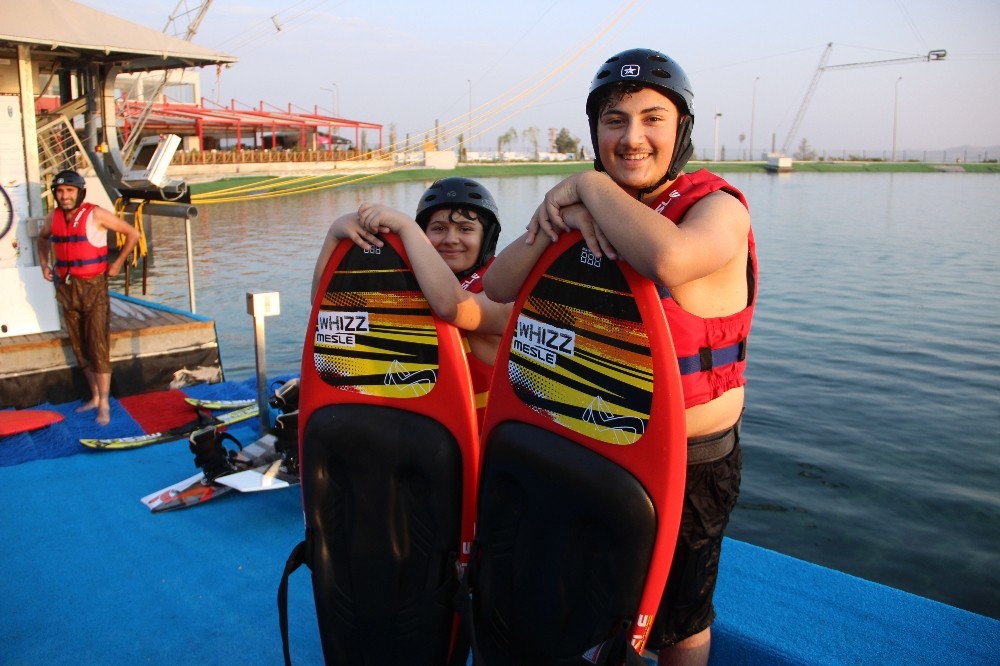 (Özel haber) Fransa’da yaşayan gurbetçi çocuklar Şanlıurfa’da su kayağı öğreniyor