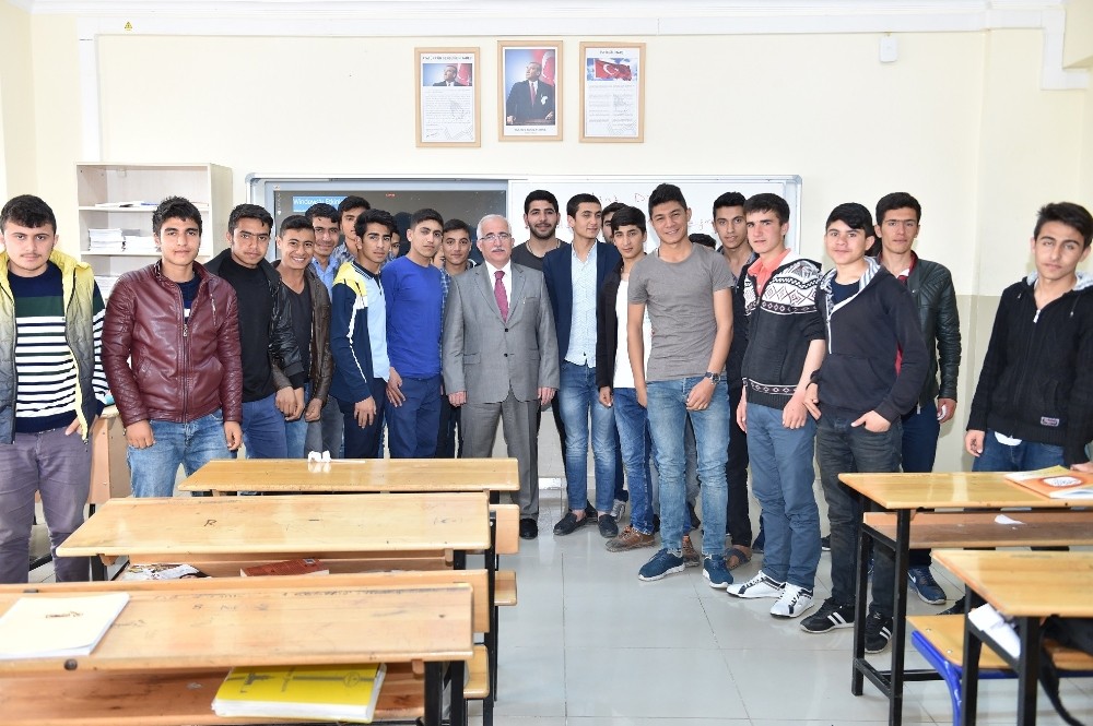 Şanlıurfa Valisi Güngör Azim Tuna öğrencilerle buluştu