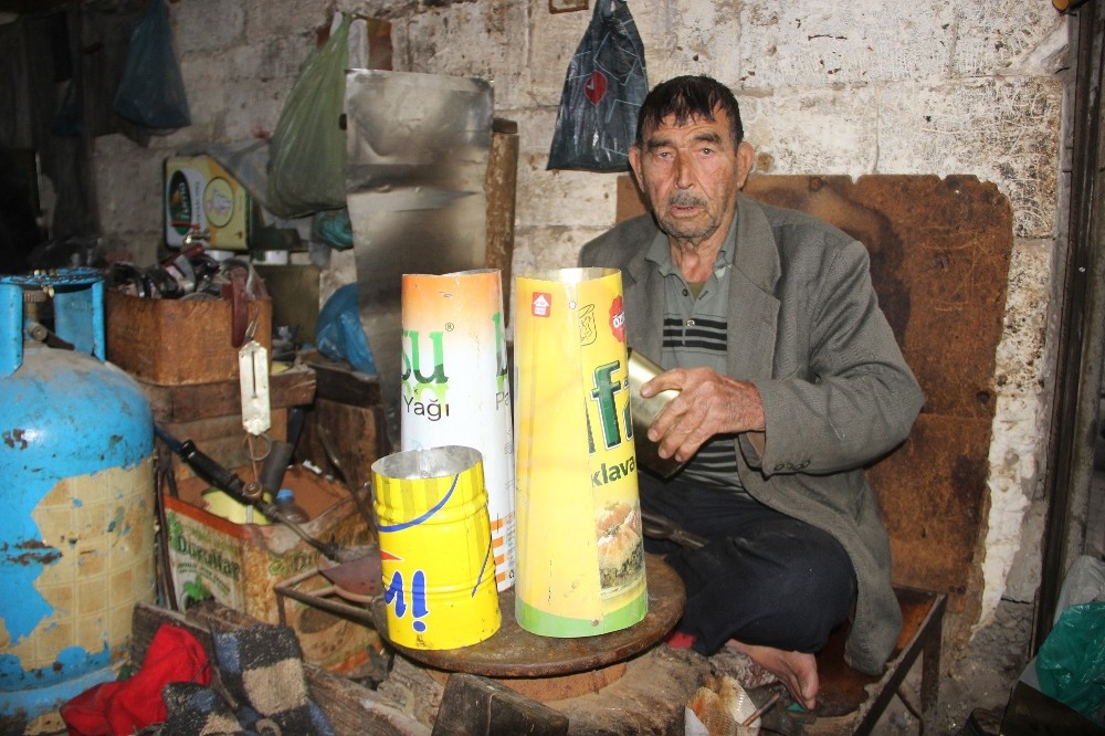78 yıldır atık yağ tenekelerine şekil veriyor