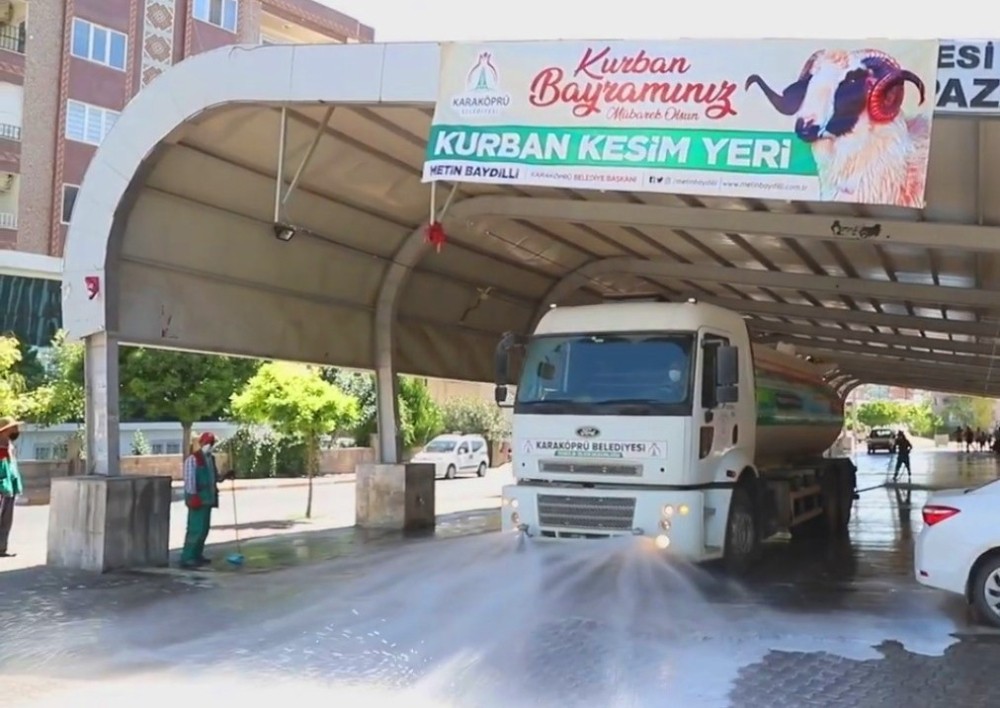 Karaköprü'de Kurban kesim sonrası dezenfekte çalışması