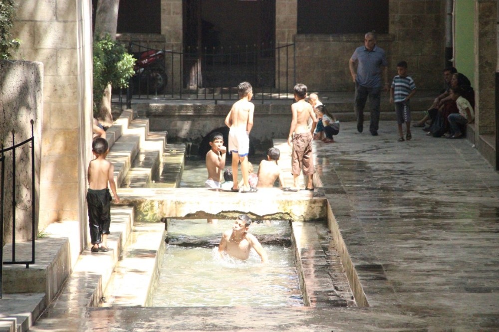 Şanlıurfalılar 45 dereceyi aşan sıcakta serinlemek için her yolu deniyor