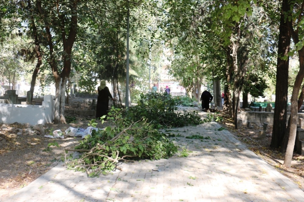 Akçakale’deki mezarlıkta çevre düzenlemesi