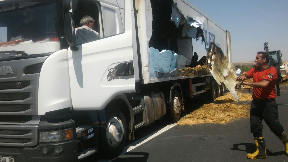 Tırdaki saman balyaları alev aldı