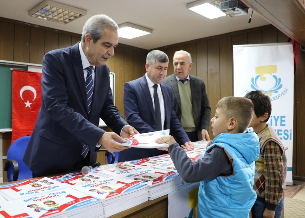Demirkol, çocuklara kitap dağıttı