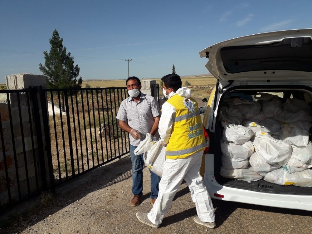 Karantinadaki ailelere gıda ve maske dağıtıldı