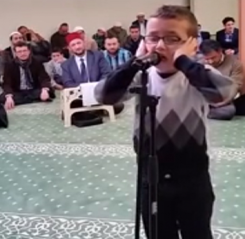 5 Yaşındaki Çocuğun Ezan Okuyuşu Hayran Bıraktı