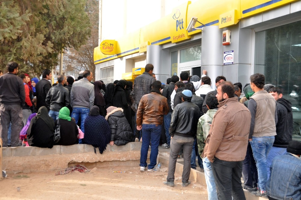 Gıda kartı almak isteyenler uzun kuyruklar oluşturdu