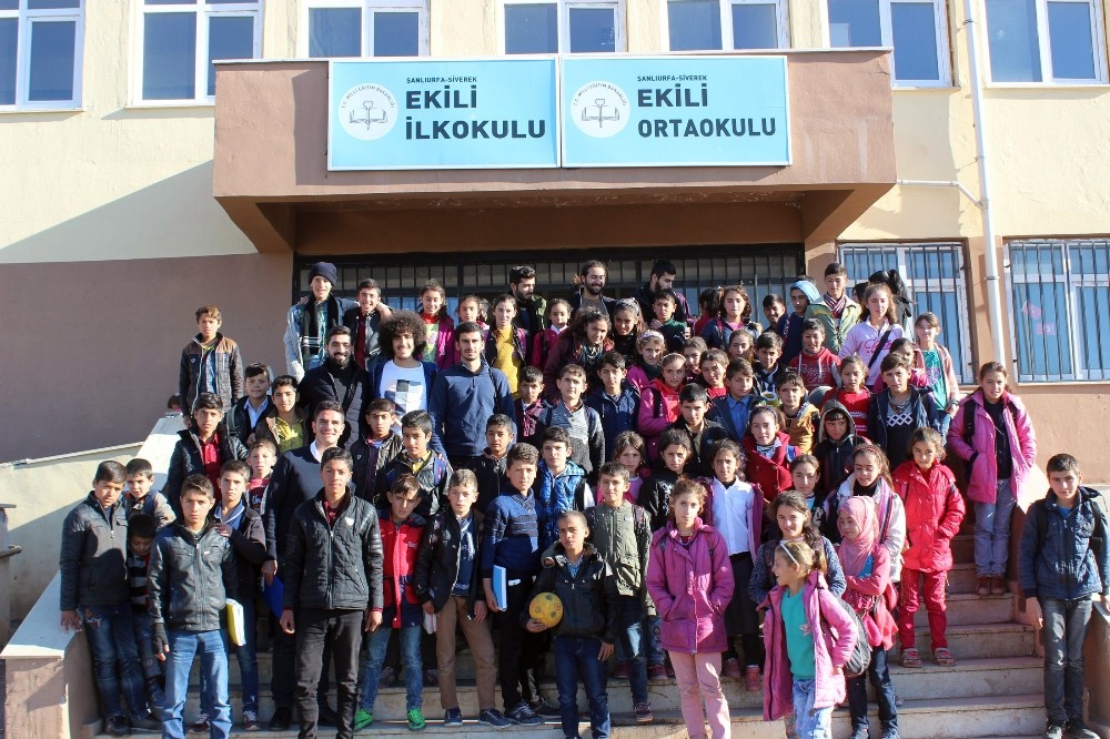 Üniversitelilerden köy okulundaki öğrencilere kırtasiye yardımı