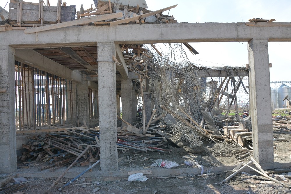 Beton dökülürken kalıplar çöktü: 3 işçi yaralı