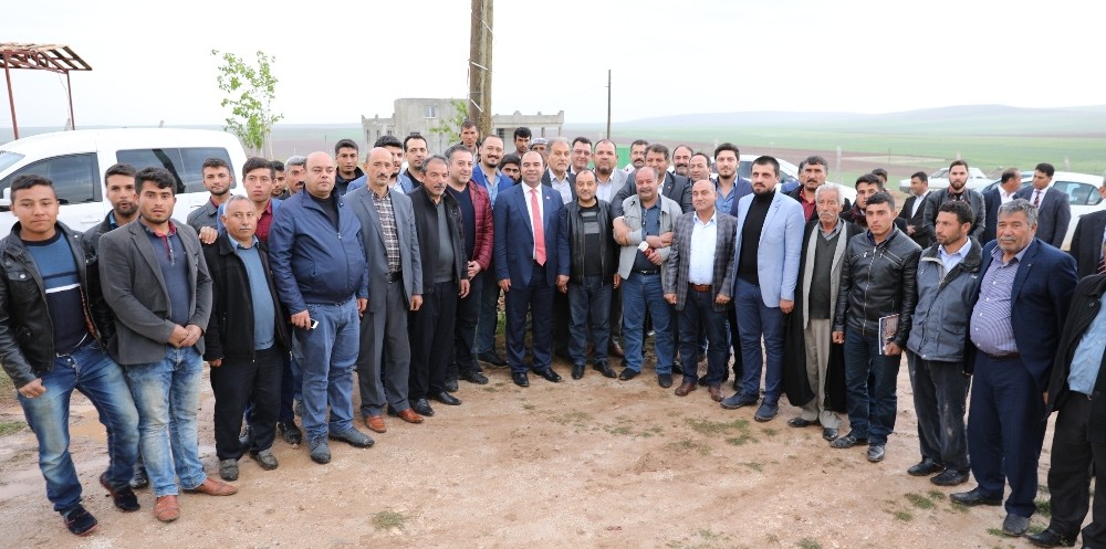 Çiftçi referandum çalışmalarını Akçakale’de sürdürdü