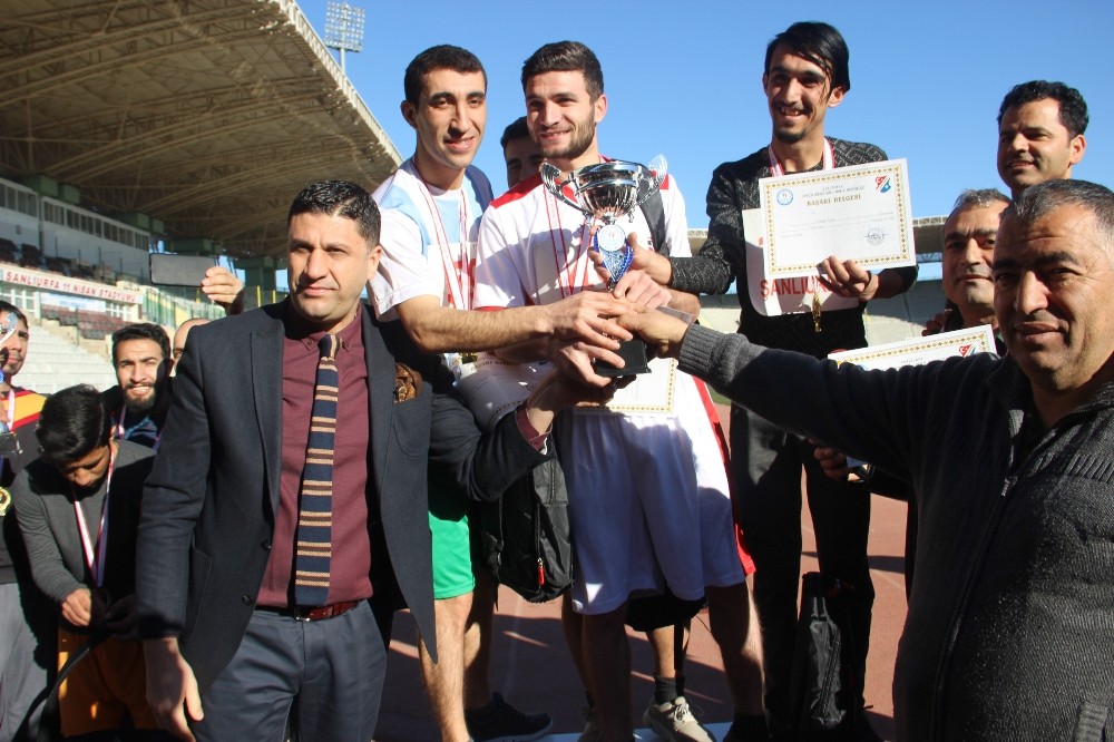 Muhabirler bu defa pistte ter döktü