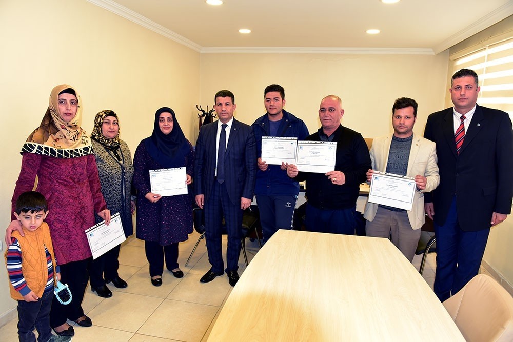 KOSGEB kursunu tamamlayanlar sertifikalarını alıyor