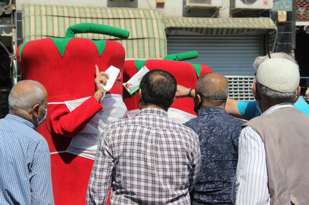 İsot maskotlardan vatandaşa ücretsiz maske