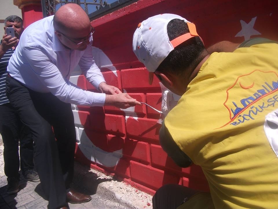 Okul duvarını ay yıldızlarla donattılar