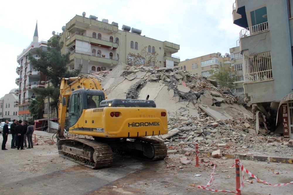 Şanlıurfa’da yıkımı gerçekleştirilen bina çöktü
