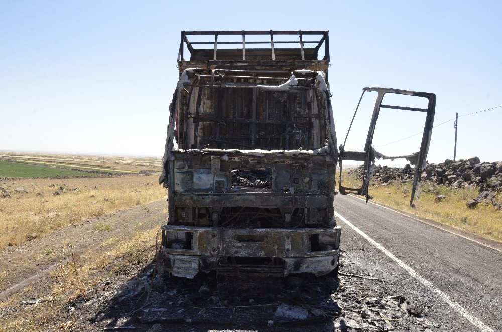Alev alan kamyon tamamen yanarak kullanılamaz hale geldi