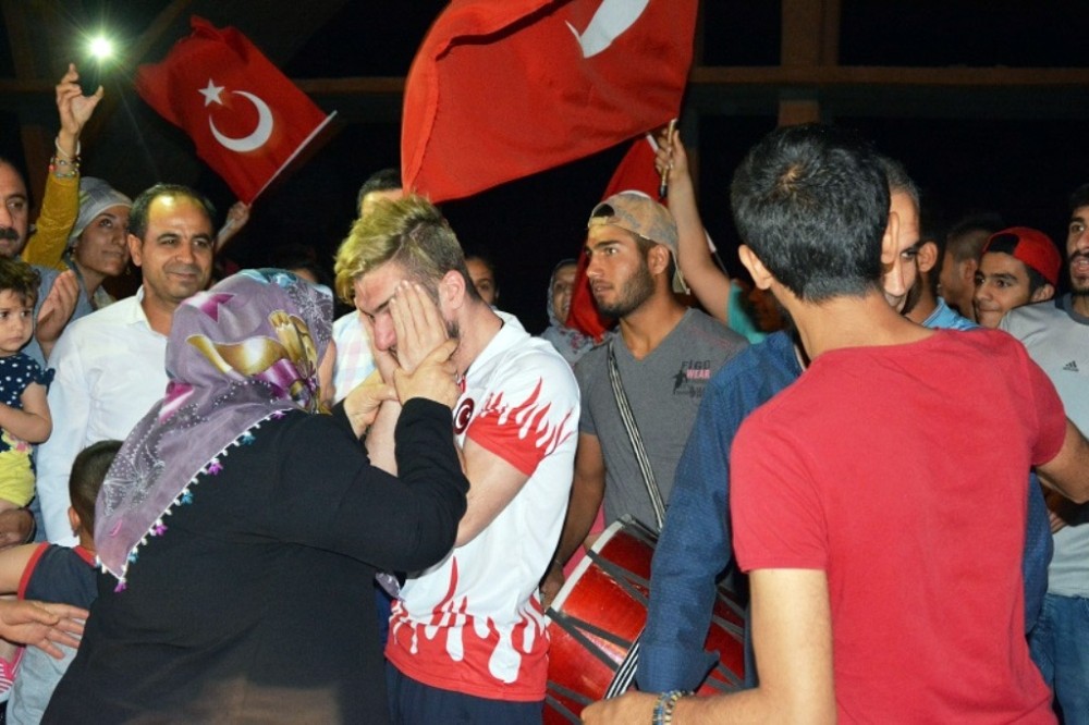 Engelli Milli basketçiye kahramanlar gibi karşılama