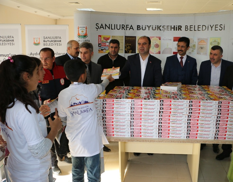 Şanlıurfa’da 5 bin konu anlatımlı kitap dağıtıldı