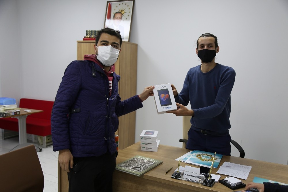 Kazananlara tablet ödülü verildi