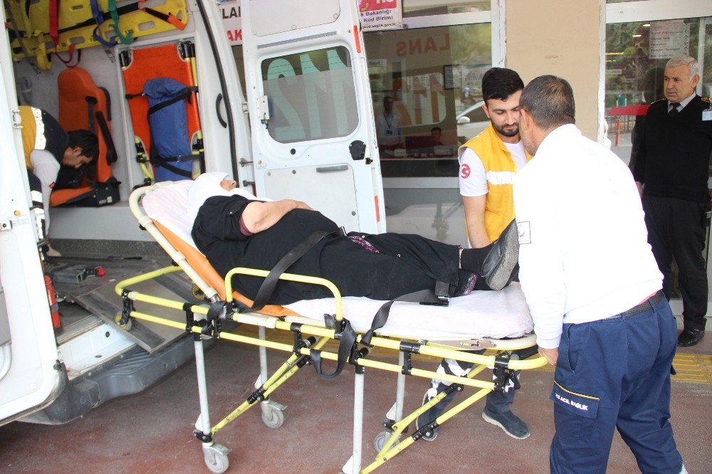 Otomobilin çarptığı yaşlı kadın yaralandı